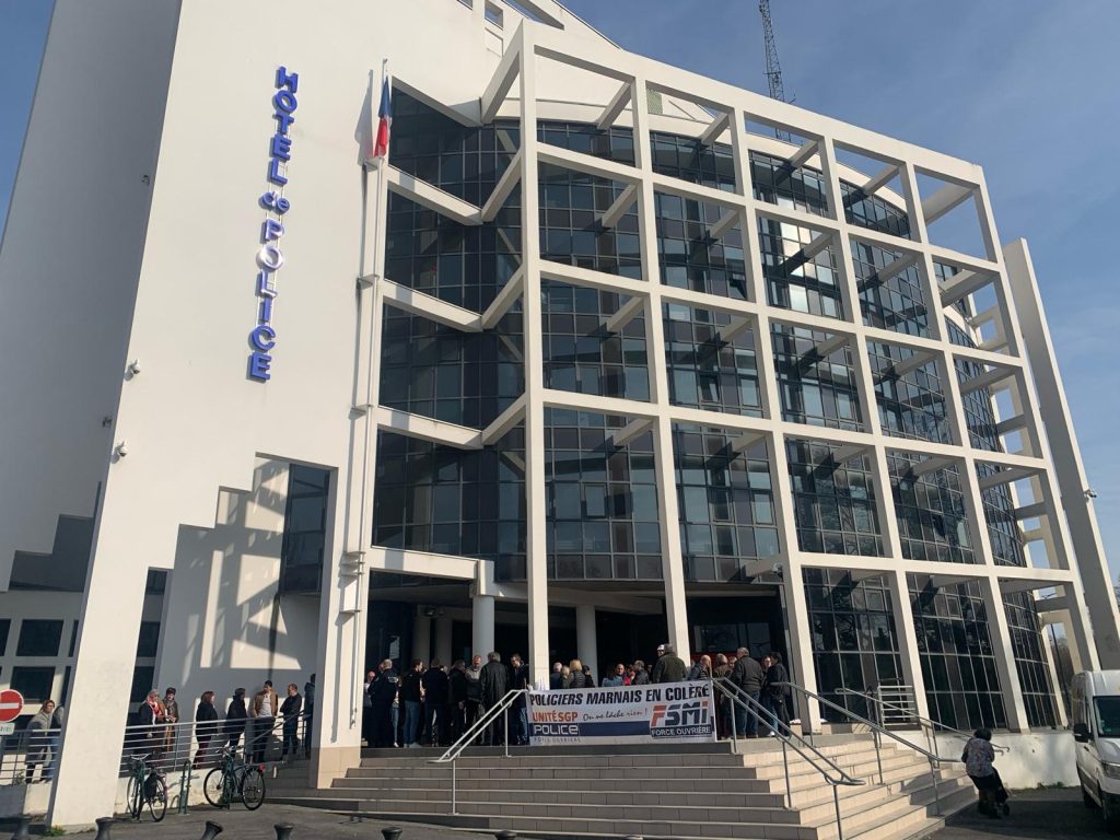 une centaine de policiers et personnels administratifs, techniques et scientifiques se sont mobilisés devant l’hôtel de Police de Reims à l’appel du syndicat de police Unité SGP Police de la Marne