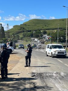 11 jours que Nouméa et les communes limitrophes (Dumbéa, Païta et le Mont Dore) traversent une période insurrectionnelle.

Les émeutes ont débuté dans la nuit du dimanche 12 Mai, et les violences et exactions n'ont cessé depuis lors.

Rien n'a été épargné. Les commerces, écoles, collèges, concessions automobiles, commissariat de secteur, cabinets médicaux ont été la proie des émeutiers. Pillages en règle des diverses sociétés et bâtiments administratifs avant qu'ils ne soient incendiés.

Le mot d'ordre est suivi à la lettre par les émeutiers : « détruire et ruiner l'économie locale dirigée par "l'état français colonialiste" ».
Le dégel du corps électoral en est l'élément déclencheur.

Peu importe les conséquences, ils se donnent les moyens pour faire plier le "gouvernement français". Quitte à semer le chaos !