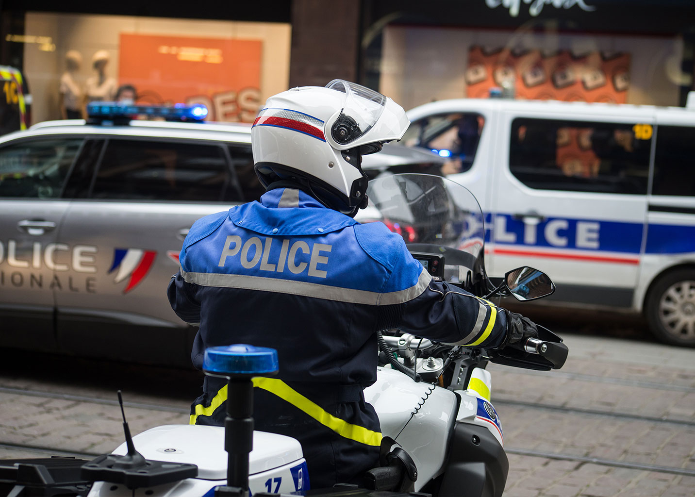 De l’uniforme pour protéger, à derrière les barreaux. Florian, policier motard à Nanterre, s’exprime pour la première fois.